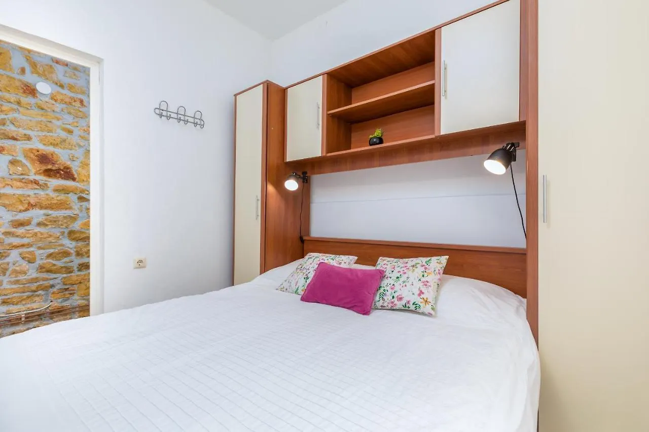 Apartment Nikola Fazana 0*,  Croatia